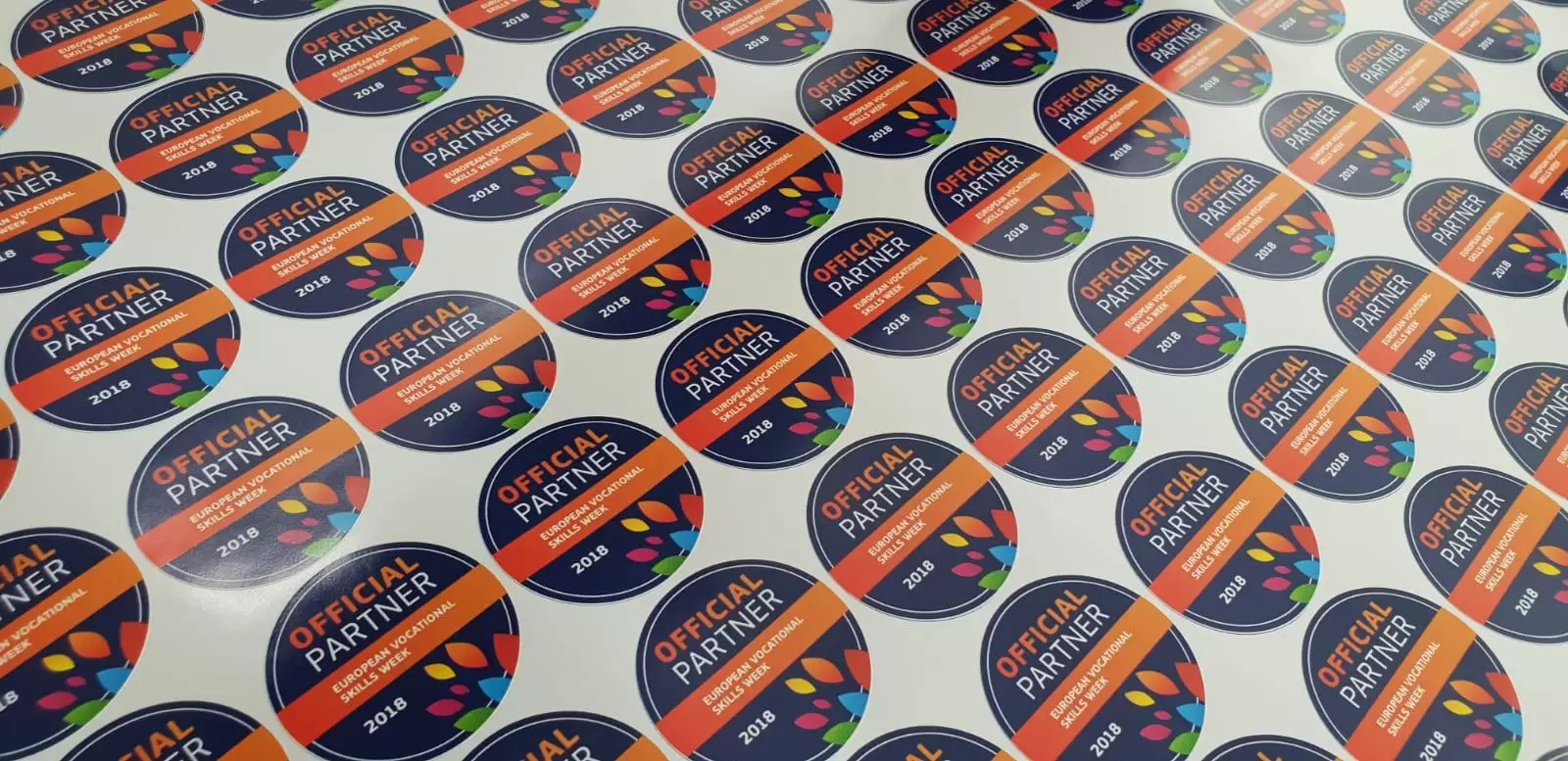 stickere autocolante official partner printate si taiate la cutter plotter etichete multicolore cele mai bune solutii